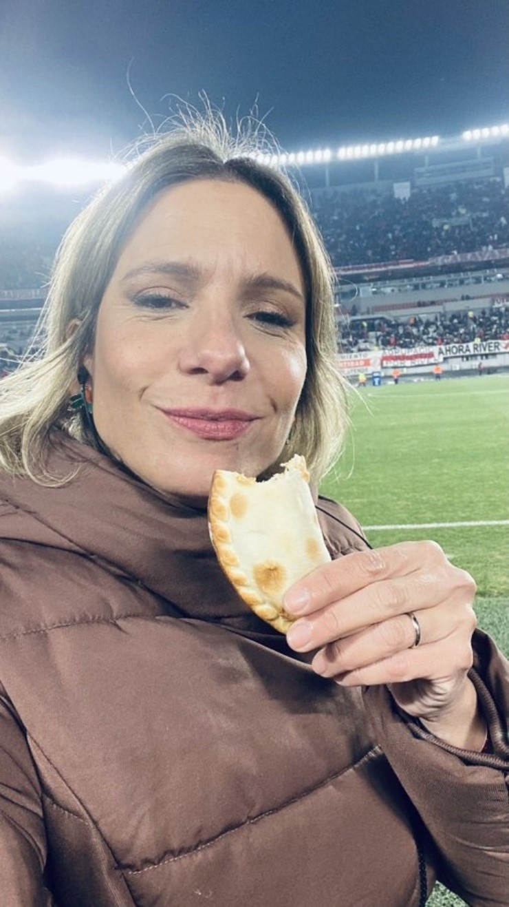Ángela Lerena celebró que le llevaran unas empanaditas calientes en medio de la helada noche del estadio de River Plate