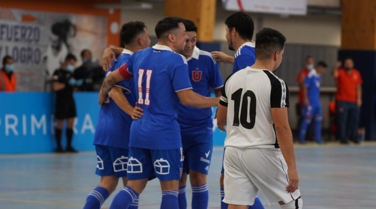 Los azules festejaron ante los albos en fase regular: Foto: @Udechilefutsal