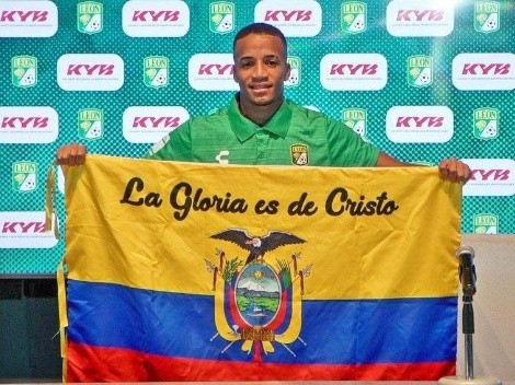 Byron Castillo es presentado en León con bandera ecuatoriana
