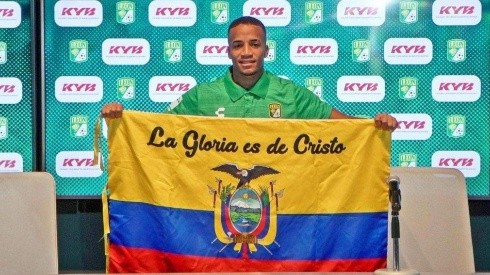 Byron es presentado con la bandera de Ecuador en León