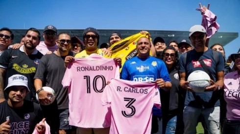 Ronaldinho y Roberto Carlos son los organizadores y capitanes de los equipos.