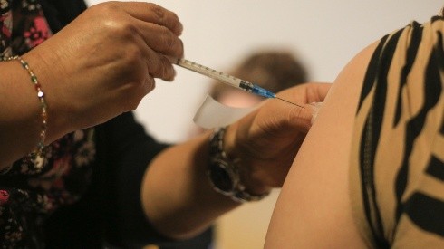 ¿Quiénes se pueden vacunar con la cuarta dosis esta semana?
