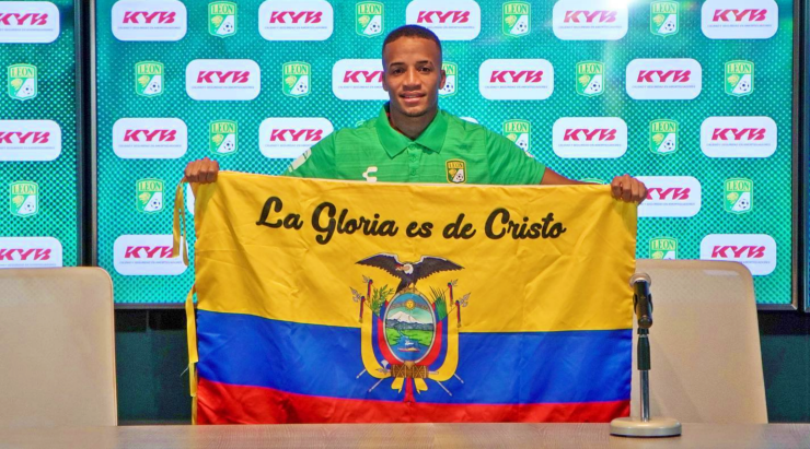 Byron Castillo fue presentado en el León de México, con la bandera de Ecuador
