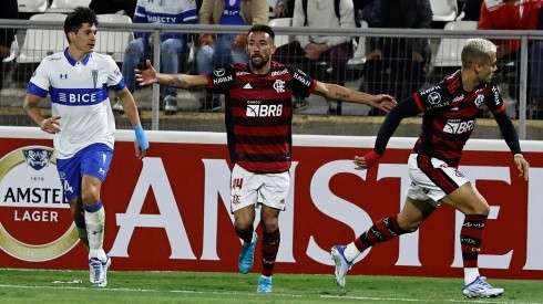Mauricio Isla conoce bien al rival de la UC: 2 triunfos, 2 derrotas y un gol a Sao Paulo.