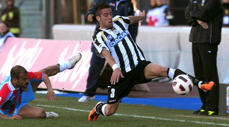 Mauricio Isla jugó en 2007 con la Primavera de Udinese hasta que debutó profesionalmente el 19 de diciembre, por Copa Italia ante Palermo
