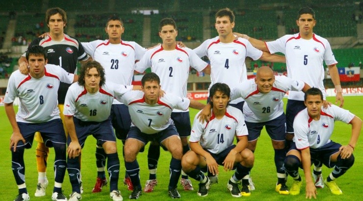 Mauricio Isla tuvo su estreno a nivel profesional con la selección chilena, en la primera gira de la Roja al mando de Marcelo Bielsa en 2007
