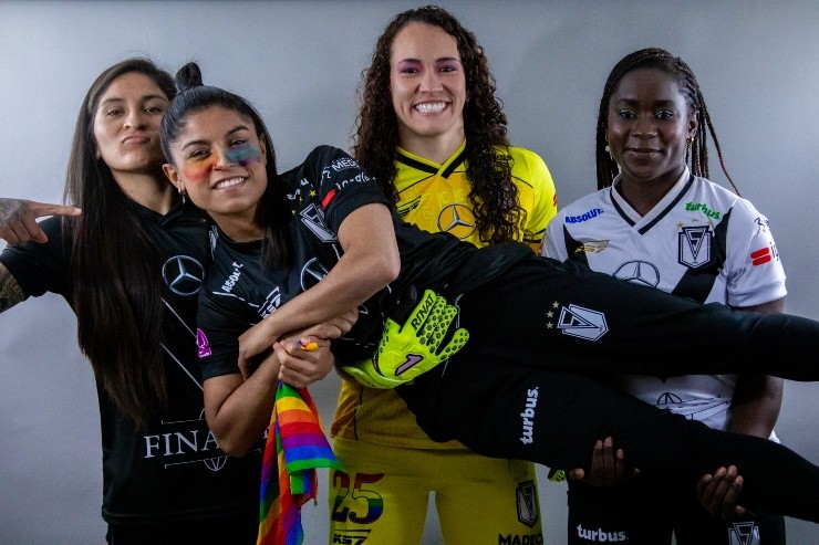 El maquillaje especial que recibieron las jugadoras de Santiago Morning en el media day. Foto: Lisandra Jung/Santiago Morning.