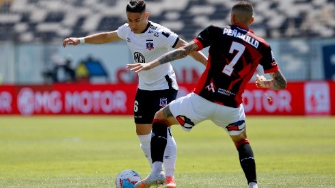 Nicolás Peñailillo en un duelo ante Óscar Opazo. El lateral izquierdo regresó a Deportes Antofagasta.