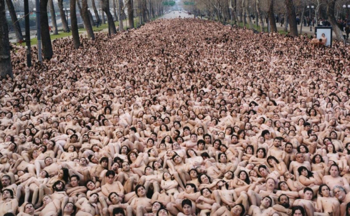 Miles de personas al desnudo en pleno parque | Se cumplieron 20 años de la  fotografía de Spencer Tunick