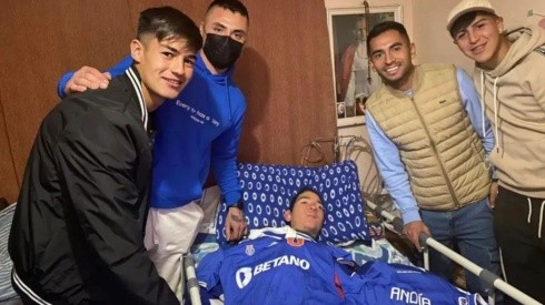 Bastián Tapia, Cristóbal Campos, Yonathan Andía y Marcelo Morales visitaron a Mario Acuña y le llevaron camisetas de regalo.