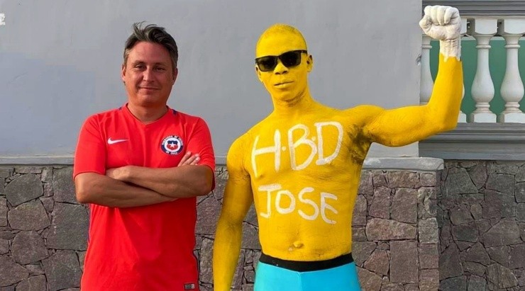 José Salomón recibió un colorido saludo de la mascota de Bo Rangers el día de su cumpleaños
