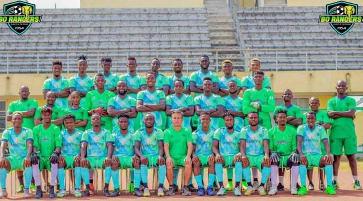 El plantel de Bo Rangers de Sierra Leona, que por primera vez se consagró campeón de la Premier League de Sierra Leona, bajo el mando del entrenador chileno José Salomón