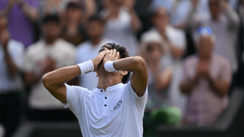 Cristian Garin celebra su triunfo ante Alex de Minaur en los octavos de final de Wimbledon.