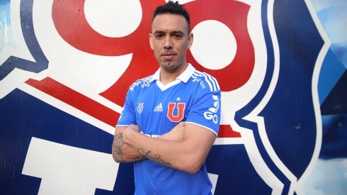 Nery Domínguez posa con la camiseta de la Universidad de Chile en el Centro Deportivo Azul. Foto: Nicolás Maldonado.
