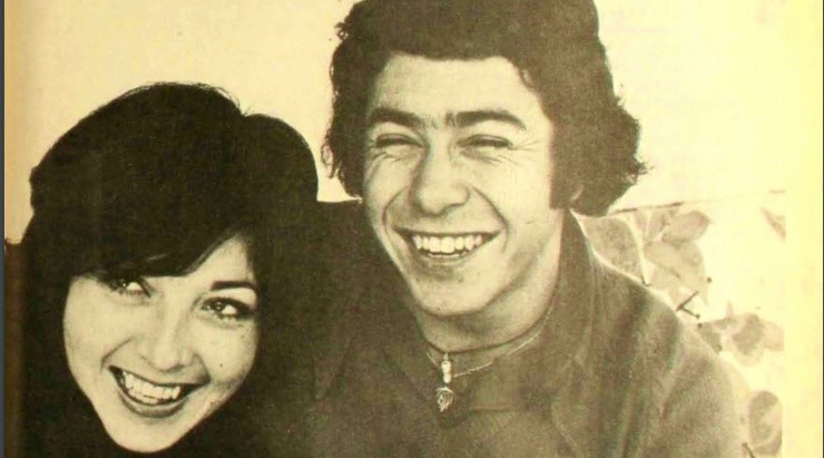 Revista Paula registró esta imagen de los jóvenes Carlos Humberto Caszely y María de los Ángeles Guerra, en julio de 1973