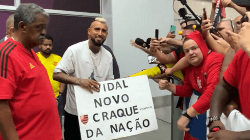 Arturo Vidal recibió el cartel que lo bautiza como "nuevo crack de la nación", es decir, de la multitudinaria torcida de Flamengo