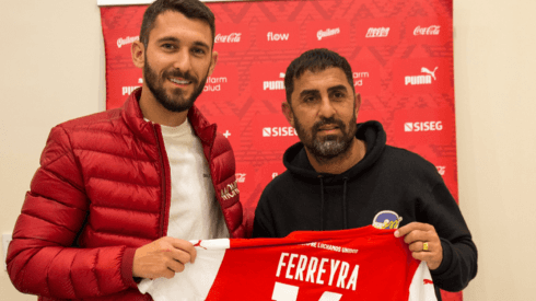 Facundo Ferreyra posa junto a Daniel Montenegro, secretario técnico de Independiente de Avellaneda.