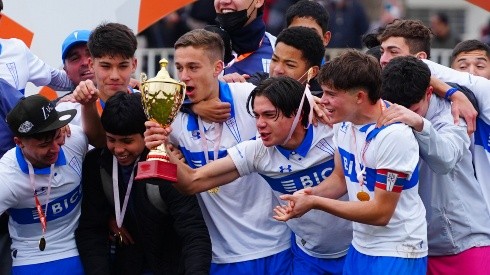 Axel Cerda sostiene la copa de campeón que la Universidad Católica le ganó a Colo Colo en la final del torneo Sub 16.