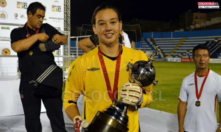 Tiane Endler junto a la Copa Libertadores Femenina, su primer título internacional conquistado el 2012 junto a Colo Colo. (Foto: Colo Colo).