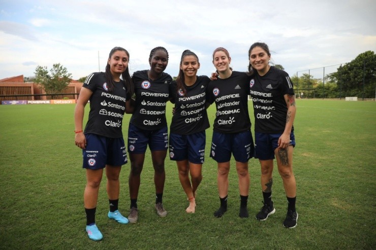 De izquierda a derecha: Valentina Navarrete, Mary Valencia, Daniela Pardo, Rosario Balmaceda y Yenny Acuña. (Foto: Cedida por Santiago Morning).