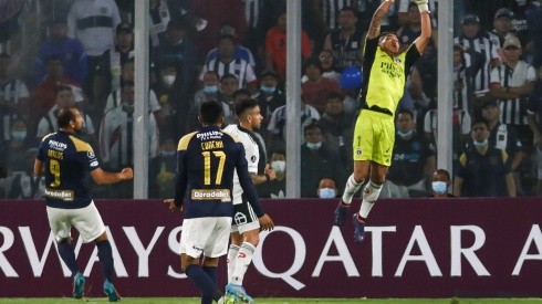 Brayan Cortés descuelga una pelota aérea en la victoria de Colo Colo ante Alianza Lima en el estadio Monumental.