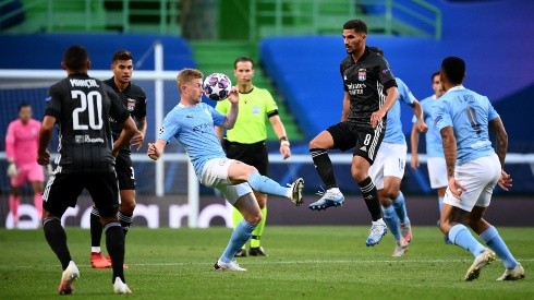 Houssem Aouar en un partido de los cuartos de final de la Champions League 2019-2020: el Lyon eliminó al Manchester City.