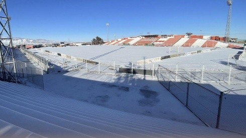 El estadio El Cobre amaneció bajo la nieve a horas del duelo de Cobresal y La Calera.