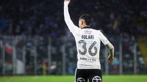 Pablo Solari festeja su último gol en Colo Colo: fue en la victoria por 3-0 ante Deportes La Serena.