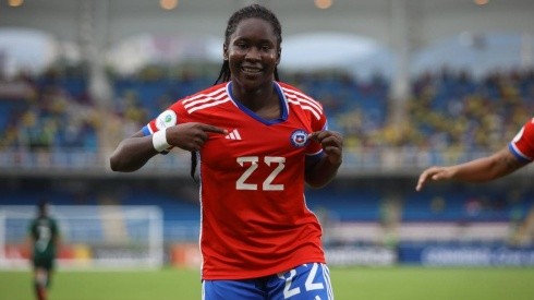 Mary Valencia anotó su primer gol por la adulta de Chile.