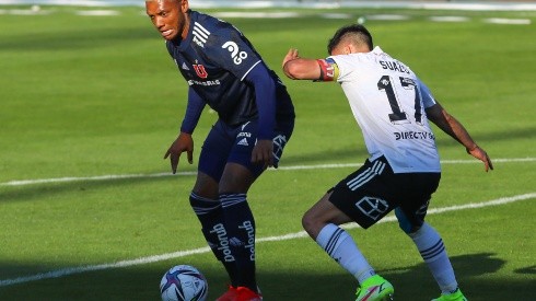 Junior Fernandes lucha un balón con Gabriel Suazo en el Superclásico que Colo Colo le ganó 3-1 a la Universidad de Chile en El Teniente de Rancagua.