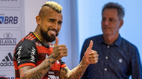 Vidalmanía el Flamengo: el King Arturo se puso la camiseta rubronegra y recibió la ovación de la nación carioca