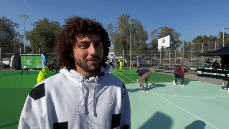 Maxi Falcón visitó Lo Besa, en Quinta Normal, en el marco de la campaña Social Impact de Adidas, que pintará seis canchas de Santiago para acercar el deporte a las personas