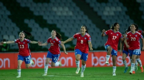 La Roja Femenina clasificó al repechaje mundialista en una dramática definición a penales.