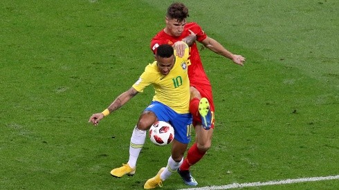 Meunier y Neymar defendiendo a sus selecciones