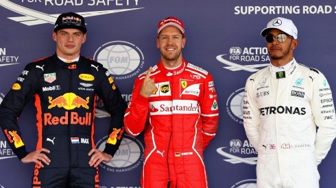 Sebastian Vettel (el de rojo) celebra un triunfo por Ferrari entre Max Verstappen y Lewis Hamilton