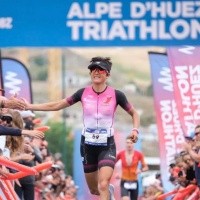Bárbara Riveros sorprende y gana Triatlón Alpe d'Huez en Francia
