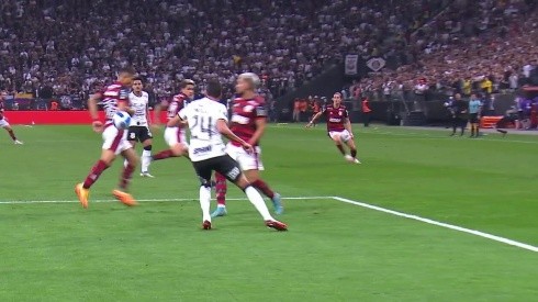 El momento en que la pelota pega en la mano de Gomes antes del gol de Flamengo