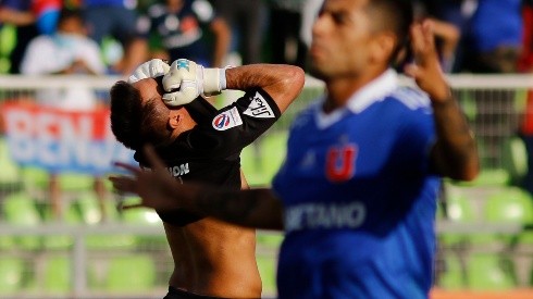 Miguel Pinto se lamenta de un grave error que cometió en la derrota por 2-0 de Unión Española ante la Universidad de Chile en la primera rueda del Campeonato Nacional 2022.