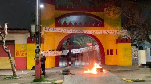 Hinchas de Unión se manifestaron por tener que ir a Coquimbo