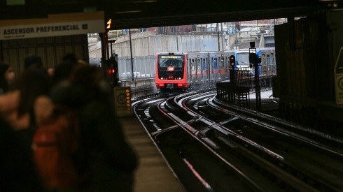 Revisa el horario de cierre del Metro de Santiago este viernes.