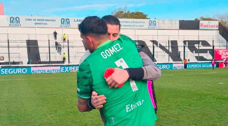 Arias demuestra su buena onda con Gómez. (Foto: @SC_Espn)