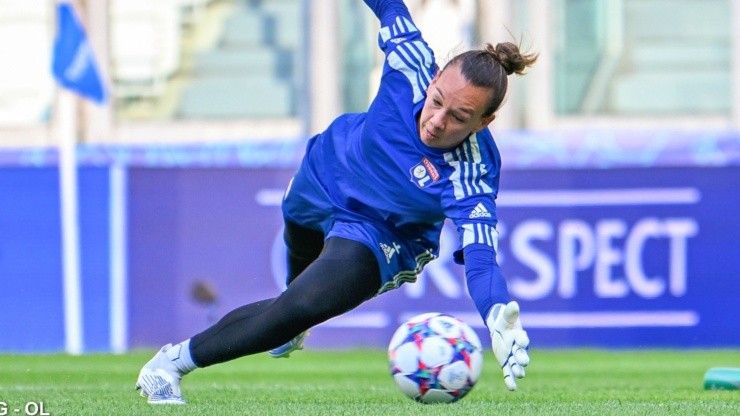 La arquera y capitana de la selección chilena, Christiane Endler, ya regresó a Lyon para iniciar la temporada del fútbol europeo