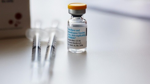 ¿Cuál es la pólemica generada en torno a la vacuna de la viruela del mono en Chile?