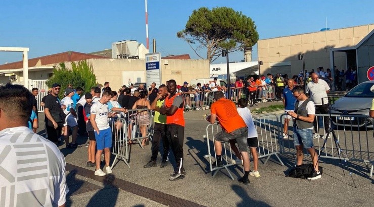 Los hinchas del Marsella ingresan al aeropuerto para recibir a Alexis Sánchez