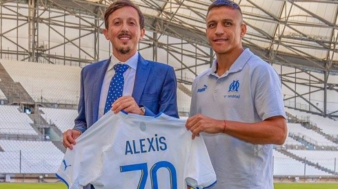 Alexis Sánchez y la camiseta número 70, junto al presidente de Olympique de Marsella, Pablo Longoria