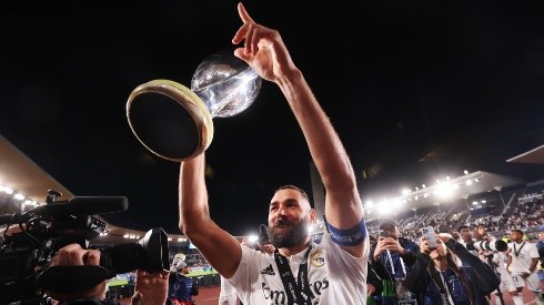 Karim Benzema con el trofeo de la Supercopa de Europa