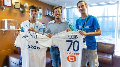 Los hinchas del OM con la camiseta de Alexis Sánchez: se la ganaron por tener conciencia.