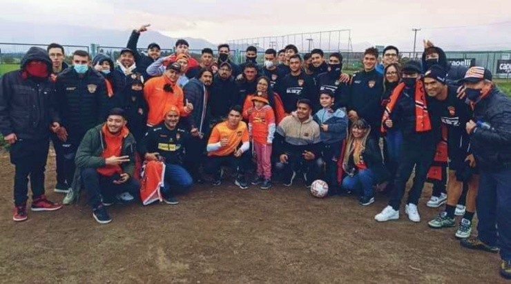 Los hinchas de Cobreloa les dieron una cálida bienvenida a los jugadores naranjas en Santiago. Andrés Soto, En La Línea