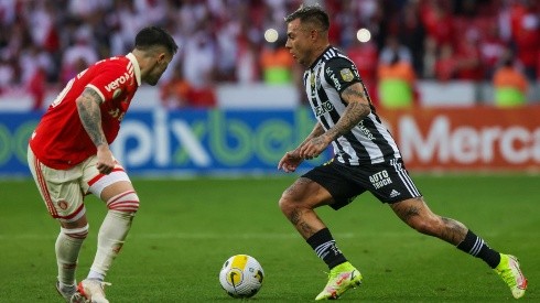 Eduardo Vargas podría estar jugando sus últimos partidos con el Atlético Mineiro