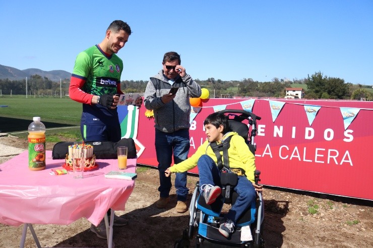Vicente Torres Álvarez recibiendo un especial regalo en su cumpleaños. Foto: Unión La Calera.